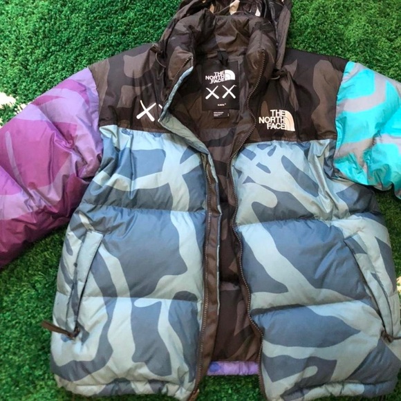 The Northface X KAWS - Picture 3 of 4